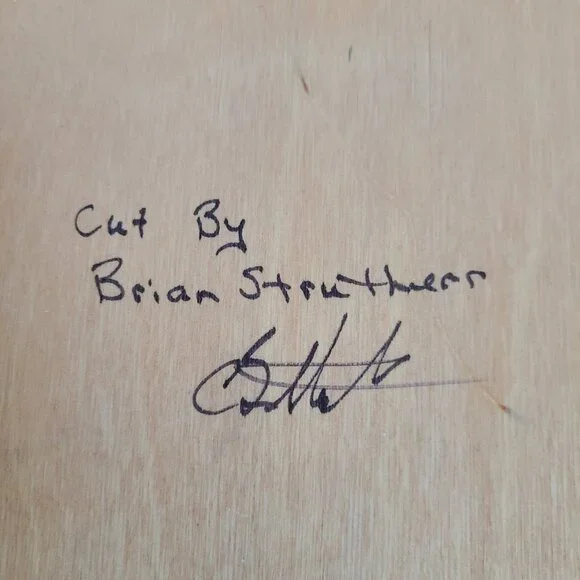 Hand made picture of dog cut on wooden plug. Signed by artist. - Picture 6 of 7